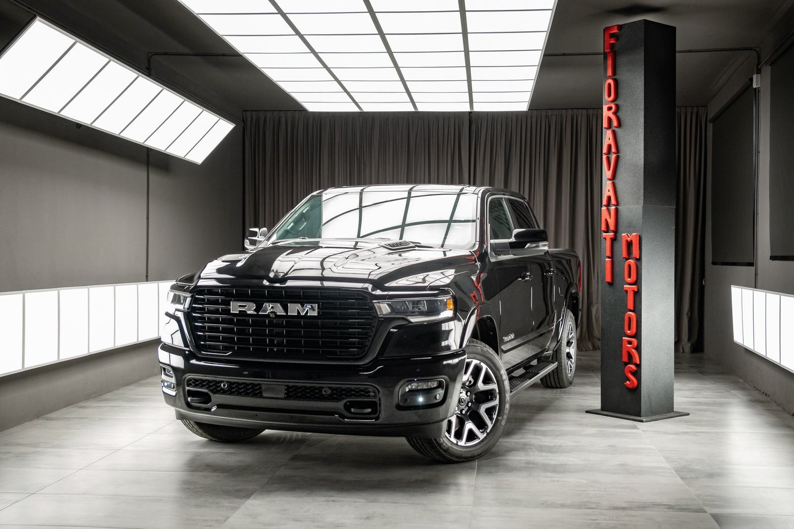 Il Ram 1500 restyling è qui. Alla nuova estetica, il pick-up americano abbina un aggiornamento importante all'abitacolo e soprattutto al motore. Niente più V8, ora c'è il nuovo 3.0 sei cilindri.