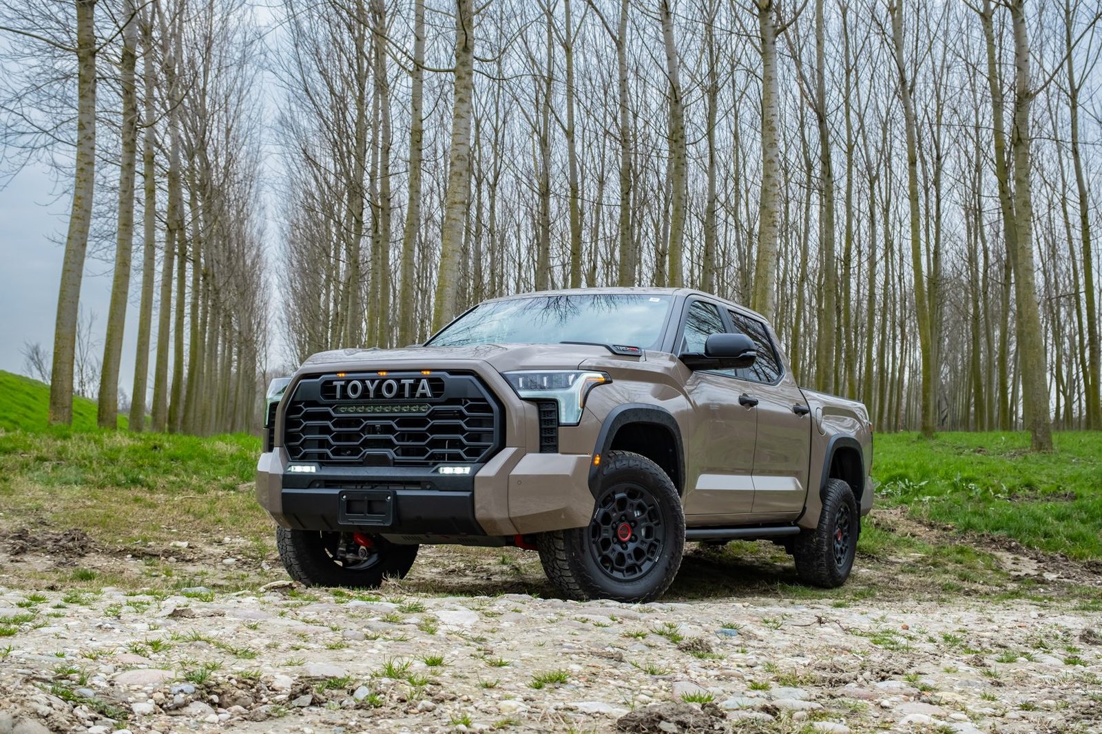 Nella gamma del Toyota Tundra, non c'è spazio solo per versioni lussuose. Il pick-up americano resta fedele alla sua tradizione e anche per il nuovo modello è disponibile l'allestimento TRD Pro, il più orientato al fuoristrada.