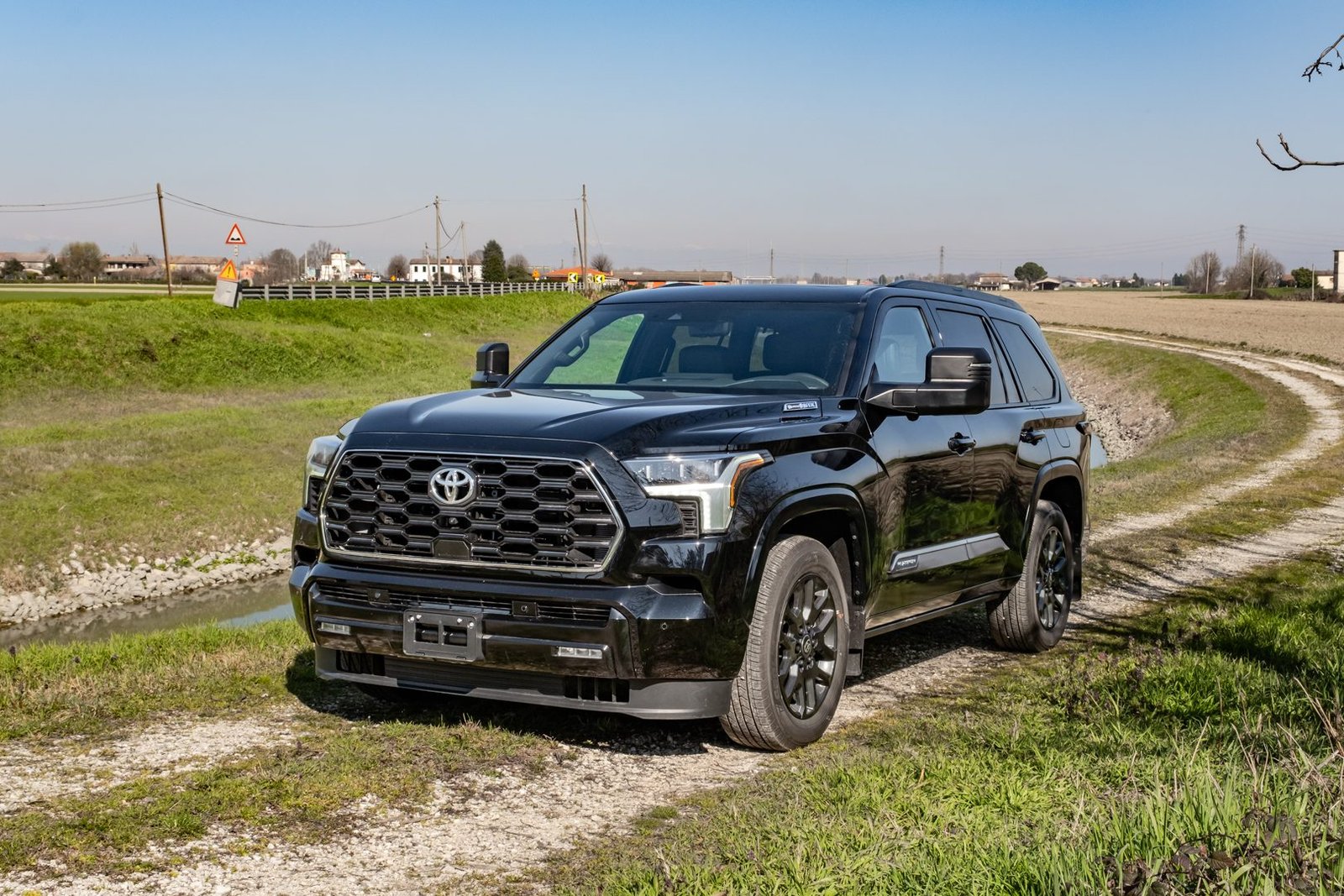 Debutta in Italia il Toyota Sequoia, SUV a 7 posti con motorizzazioni full hybrid da 443 CV. E\' disponibile da Fioravanti Motors in vari allestimenti.