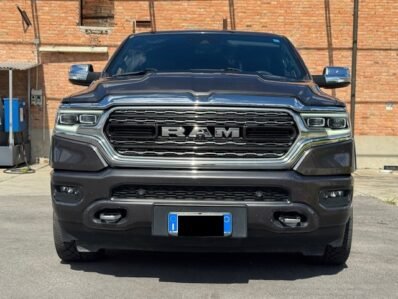 DODGE RAM 1500 LIMITED CREW CAB 4×4 5.7L V8