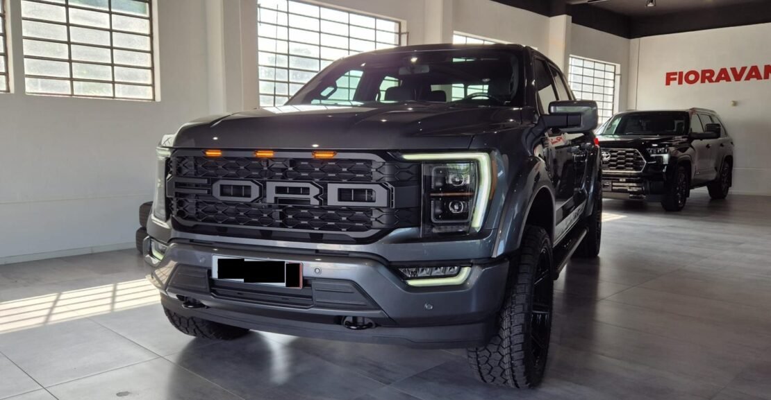 Ford F 150 LARIAT 5.0L V8 4x4 SUPERCREW - BLACK ROCK