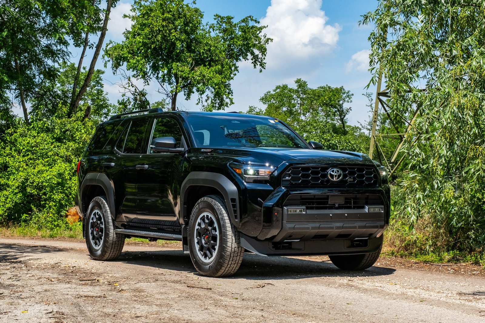 Da Fioravanti Motors debutta il Toyota 4Runner, SUV lungo poco meno di 5 metri con motori full hybrid a benzina da 330 CV e trazione integrale, ricco di soluzioni intelligenti.